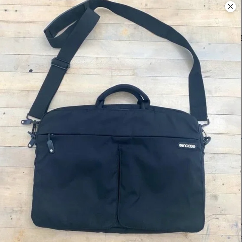 Incase Black Nylon Laptop Computer  Bag w/Crossbody Strap